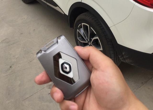 这车外观很妖气,内里很佛系,钥匙像个大令牌,拿在手里实属霸气