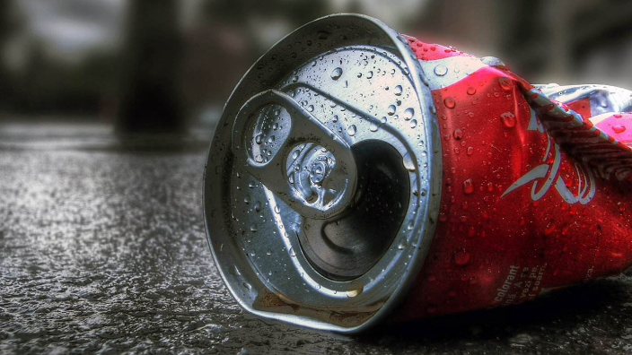 为什么以前易拉罐都是拉出来,现在却是往里面扣?