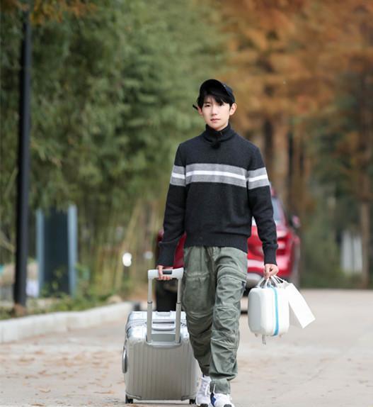 王源的新写真又来了,穿这样的裤子好显矮啊!