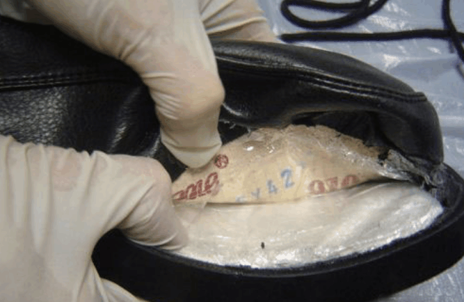 到指定场所解开衣服进行检测,原来她根本就没有怀孕,这只是一块假猪皮