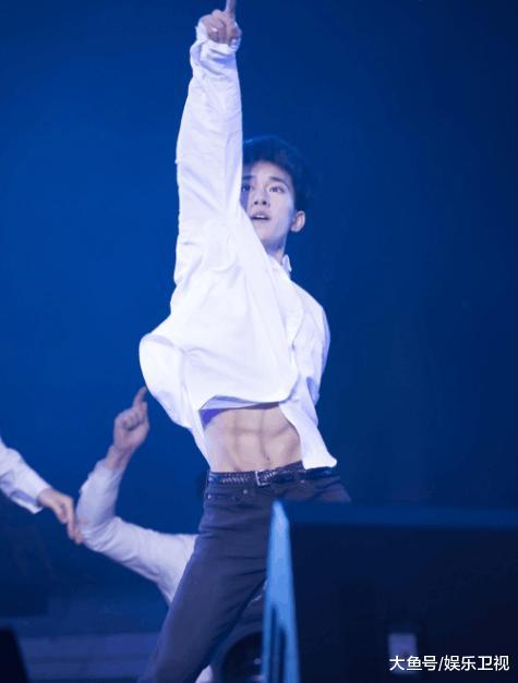 王源腹肌上热搜, 易烊千玺腹肌同样霸气, 网友: 只差王俊凯!