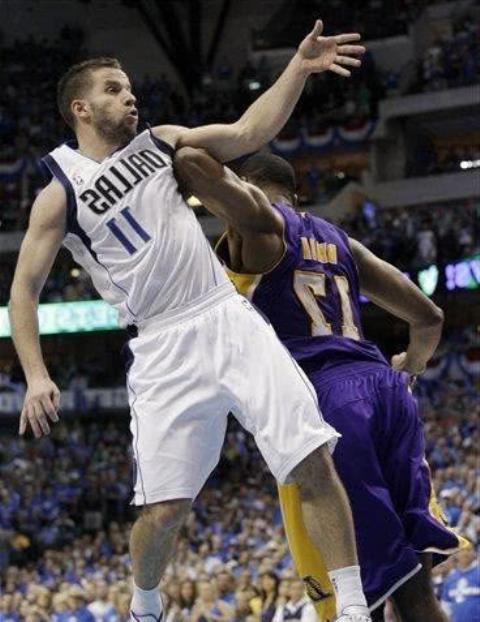 肘击 n肘击在激烈对抗中时有发生,但动作范围过大的肘击是非常有害的.