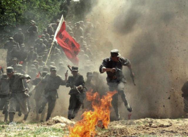 抗日剧中,为何战友冲锋时不会被身后机枪扫中?真实情况是这样!