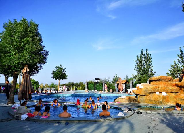 八百里伏牛山深处有一处世外桃园,它是山涧鸟鸣最美的温泉庭院