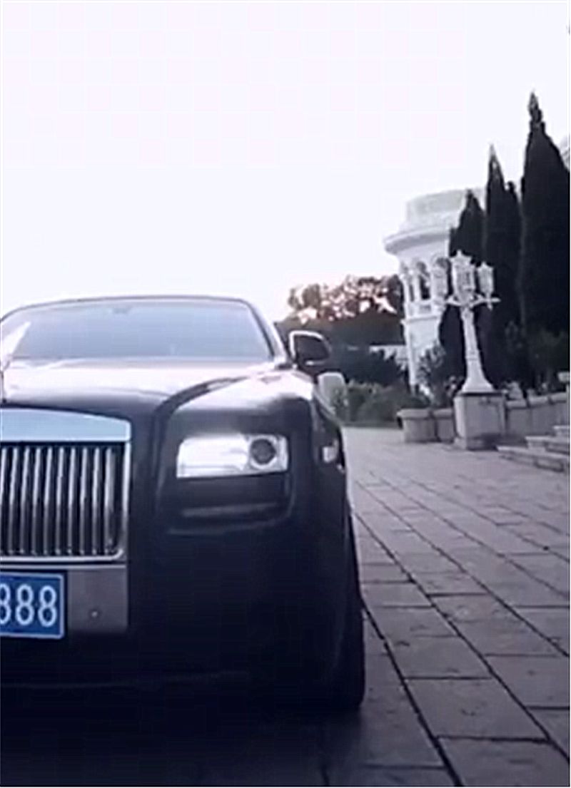 偶遇88888车牌劳斯莱斯车主上车时司机一动作令网友嫉妒