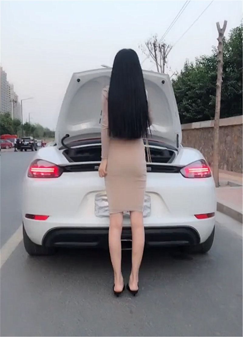 很多人都知道国内白富美大部分都开保时捷,因为保时捷车价相对于