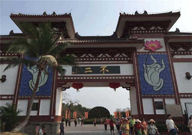 第2天三亚国光豪生度假酒店位于三亚湾一线海景中心地段,这里海景开阔