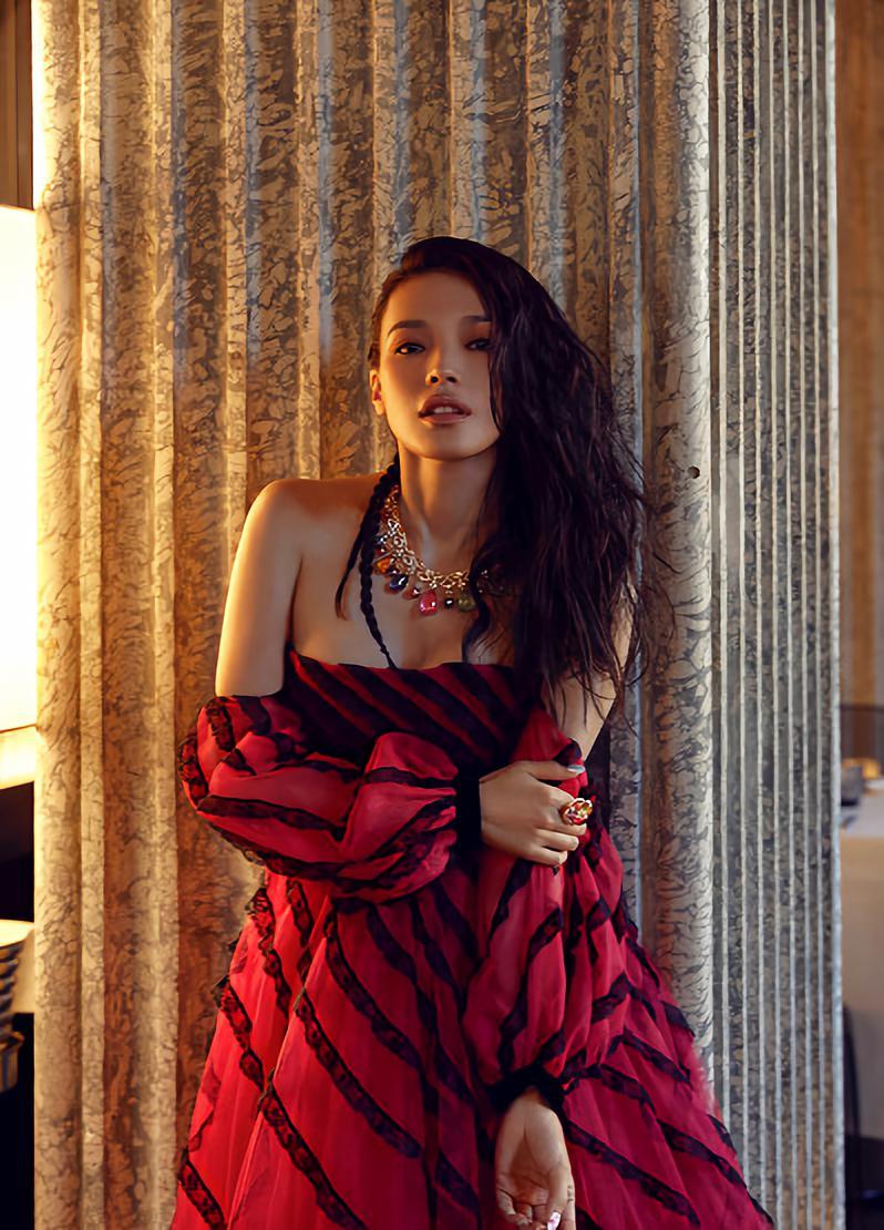 舒淇剪了新发型,一头干练的短发性感不减丝毫,穿搭差点美哭我