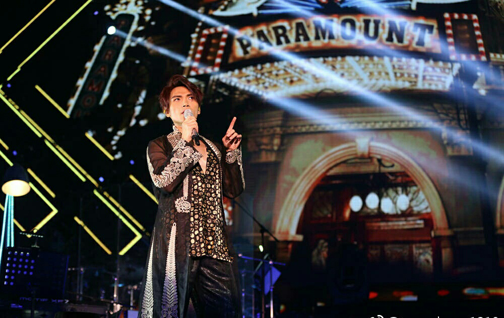 娄艺潇二度助阵杨宗纬演唱会 合唱凉凉装扮惹来网友调侃