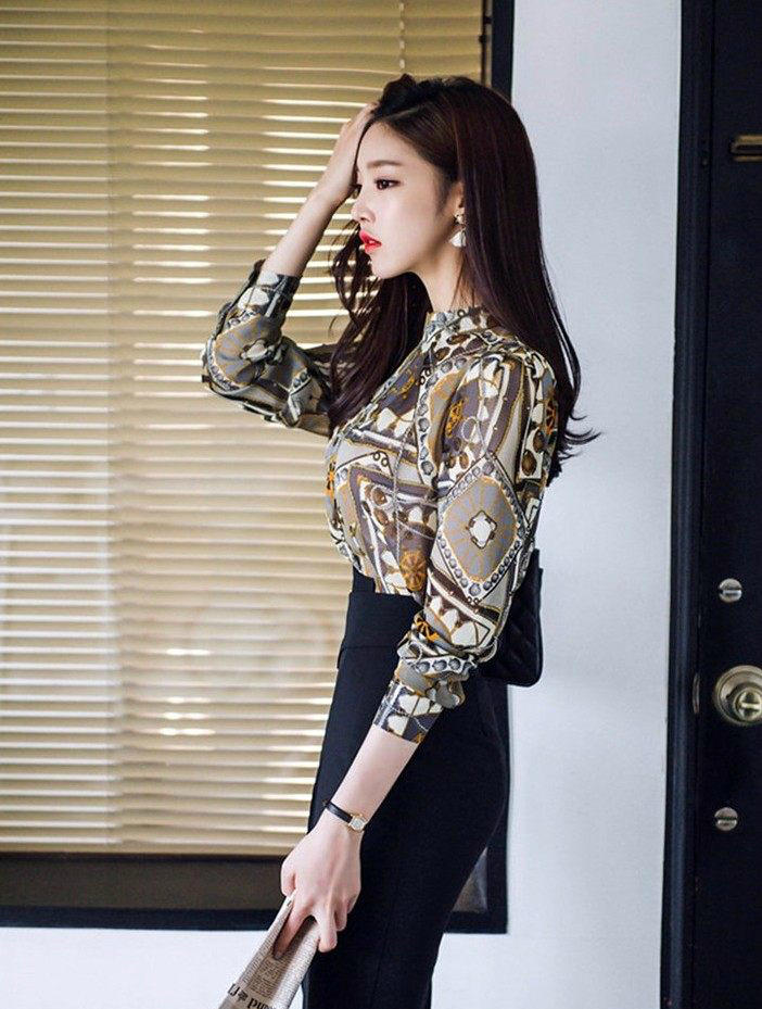 韩国气质模特一袭开叉包臀裙美艳动人