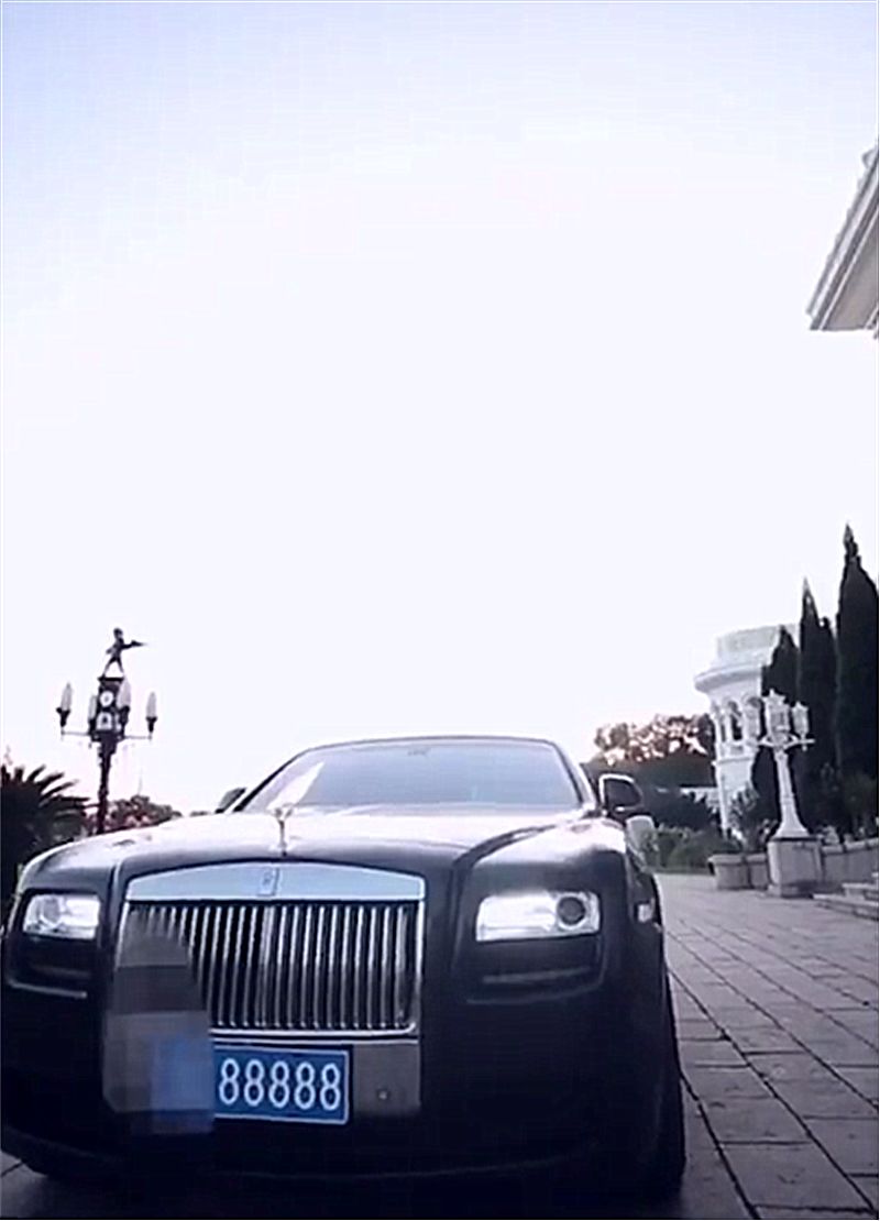偶遇88888车牌劳斯莱斯车主上车时司机一动作令网友嫉妒