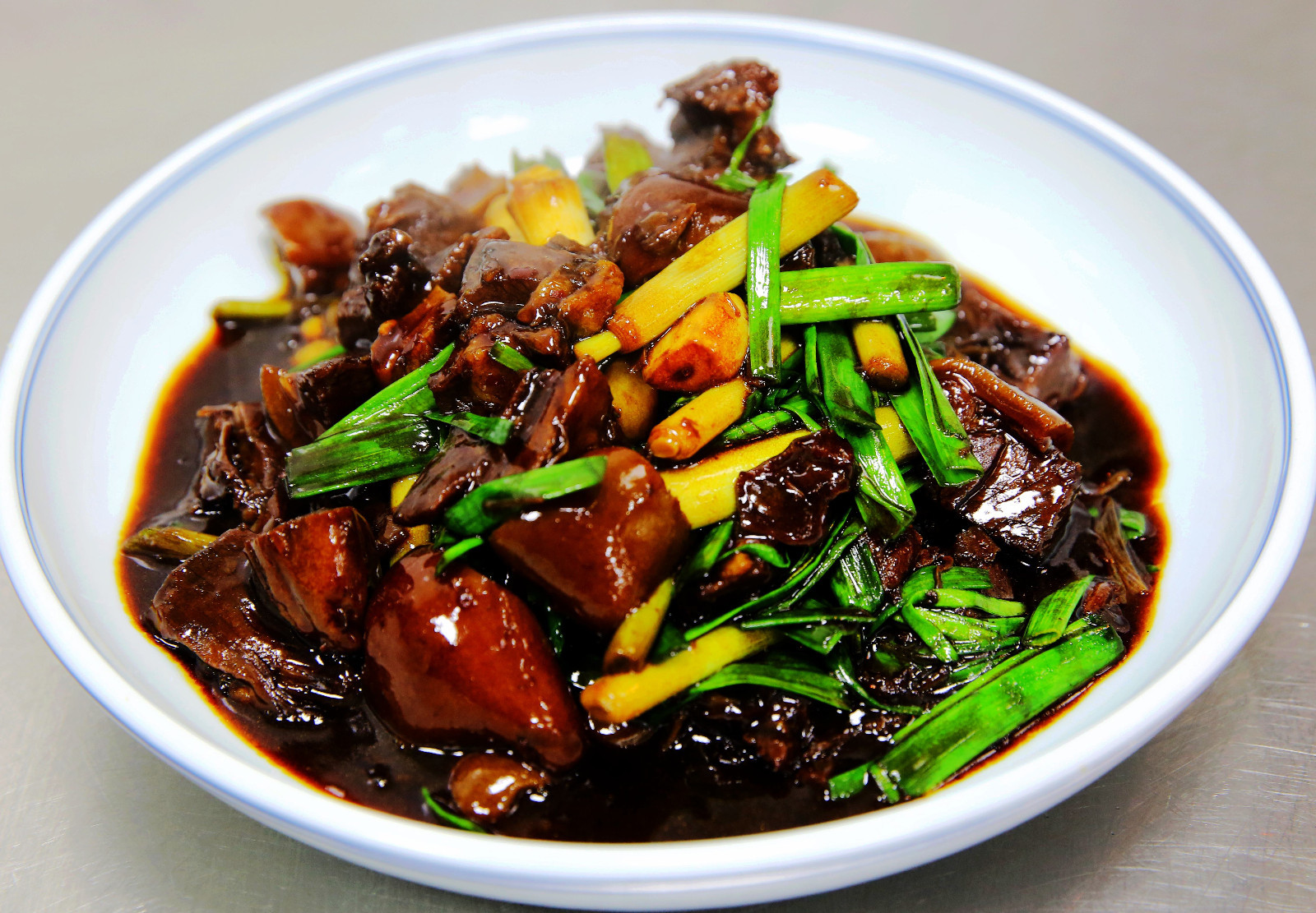 大蒜烩羊肉色香味俱全