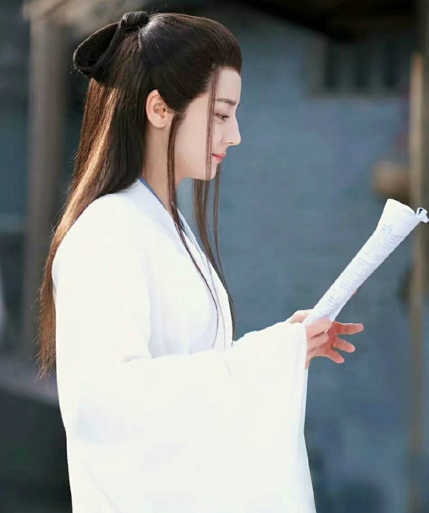迪丽热巴女扮男装有喜,风度翩翩格外撩人