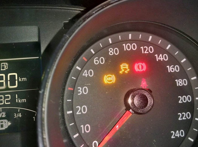 行驶中abs灯亮了还能继续开吗会有危险吗