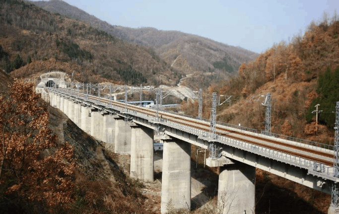 中国人修的这条铁路, 长达820公里, 建设了226座隧道和396座桥梁