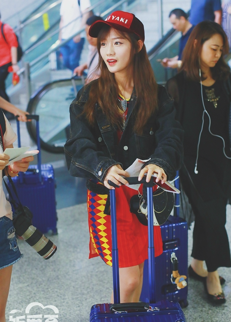 创造101陈意涵粉丝机场私拍,红色短裙显得俏皮可爱