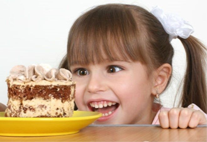 妈妈限制孩子吃零食,结果孩子对零食十分的迷恋,该如何调整?