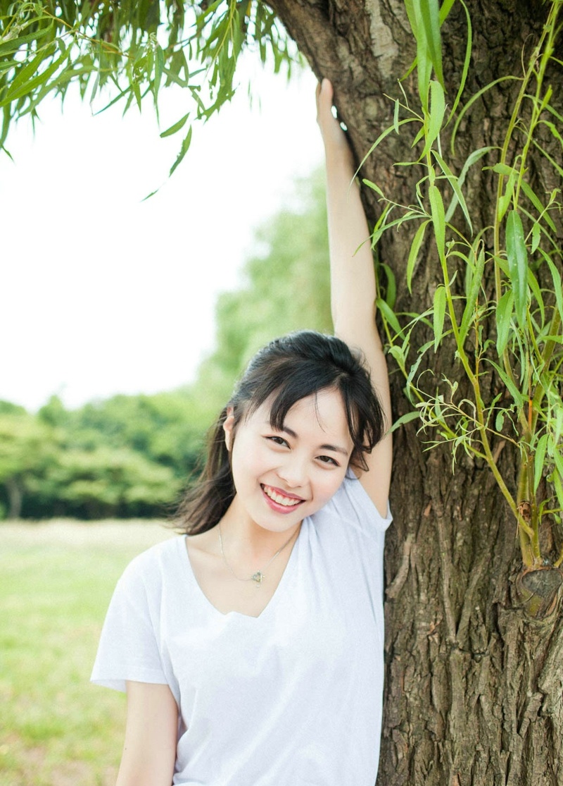 夏日阳光下的白t随性笑脸迷人少女写真集 @微相册 @微博摄