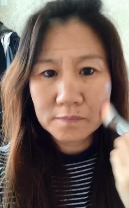年过五旬的大妈化妆之后,感觉完全不输20岁的小姑娘