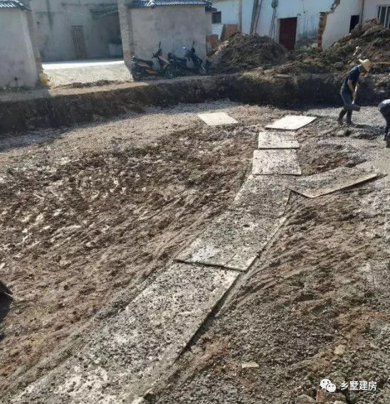 浙江小伙农村建别墅,用30吨水泥打基础,连包工头都看傻了眼?