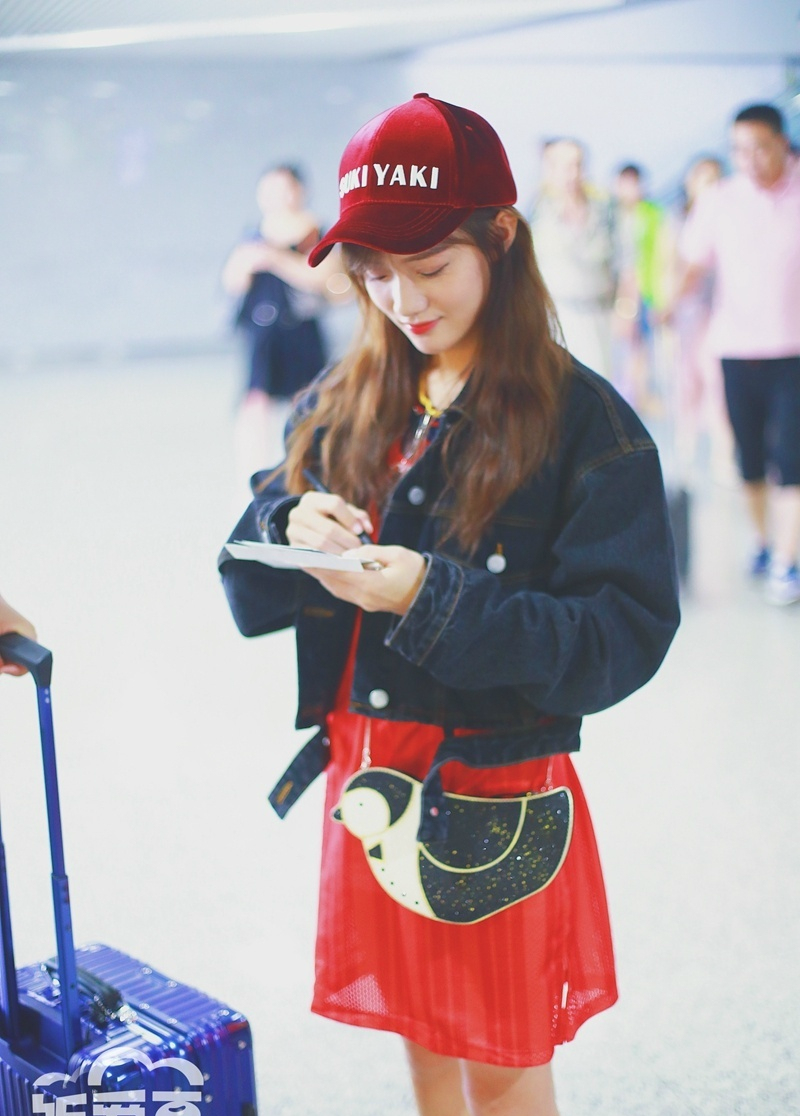 创造101陈意涵粉丝机场私拍,红色短裙显得俏皮可爱