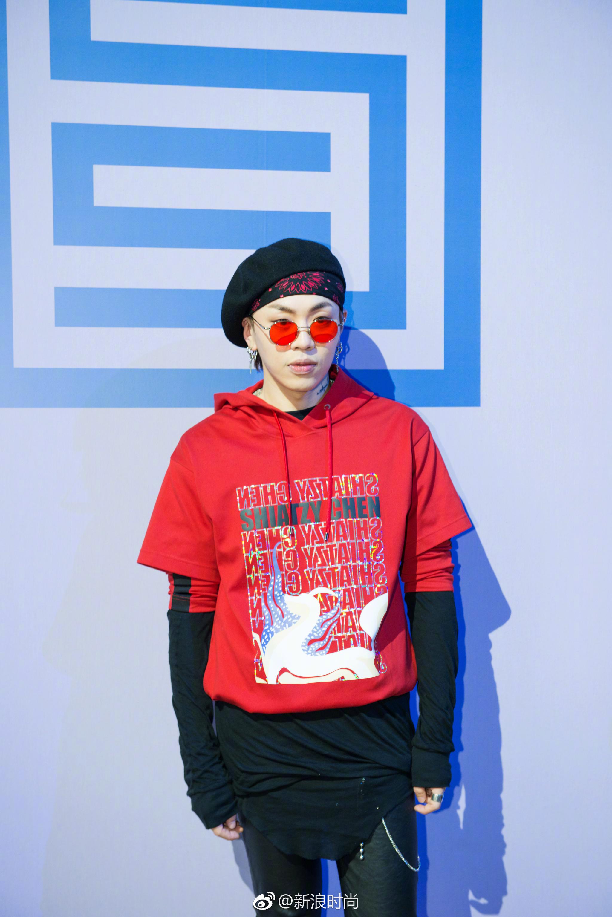 新浪时尚携手@杨文昊viho 现身shiatzy chen 2019春夏系列大秀