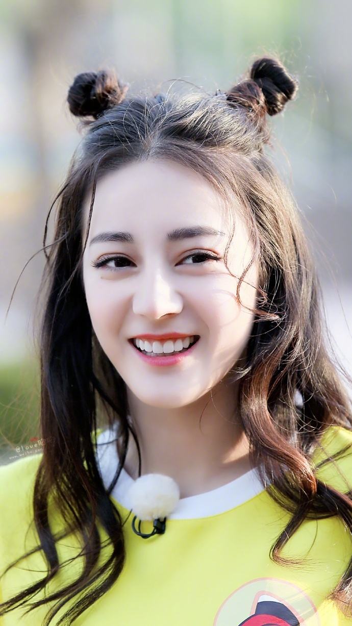 微笑露牙齿的明星:郑爽很甜,迪丽热巴很明媚,tfboys动作最大