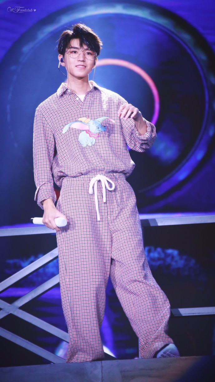 王俊凯戴眼镜穿格子睡衣亮相19岁生日会在舞台上深情唱歌太帅了