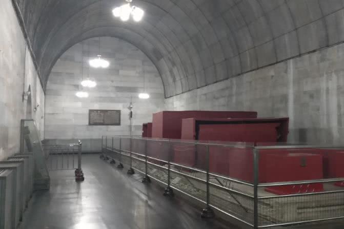 定陵地宫正式对外开放,然而游客却发现,万历皇帝和两个皇后的棺椁不见