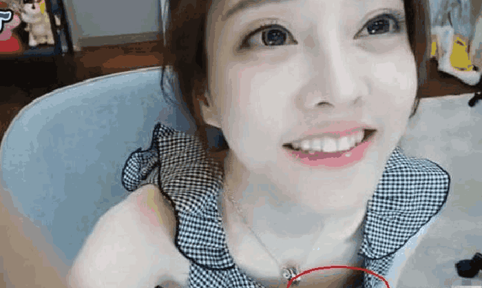 斗鱼一姐冯提莫,直播意外走光,引起调侃,网友:居然是空的!