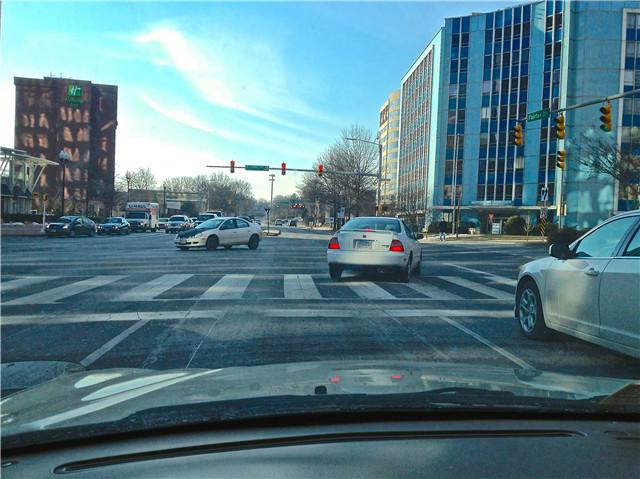 等红绿灯时前车坏了,实线的情况下后车能变道吗?老司机经验之谈