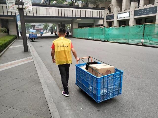 这个小区的快递小哥穿起黄马甲,居民们说"看到他们真高兴"