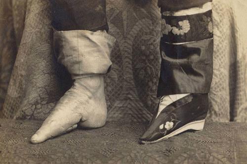 而且裹脚的方式也有利于女子生育,所以这个小瓷鞋就是给这些女人准备