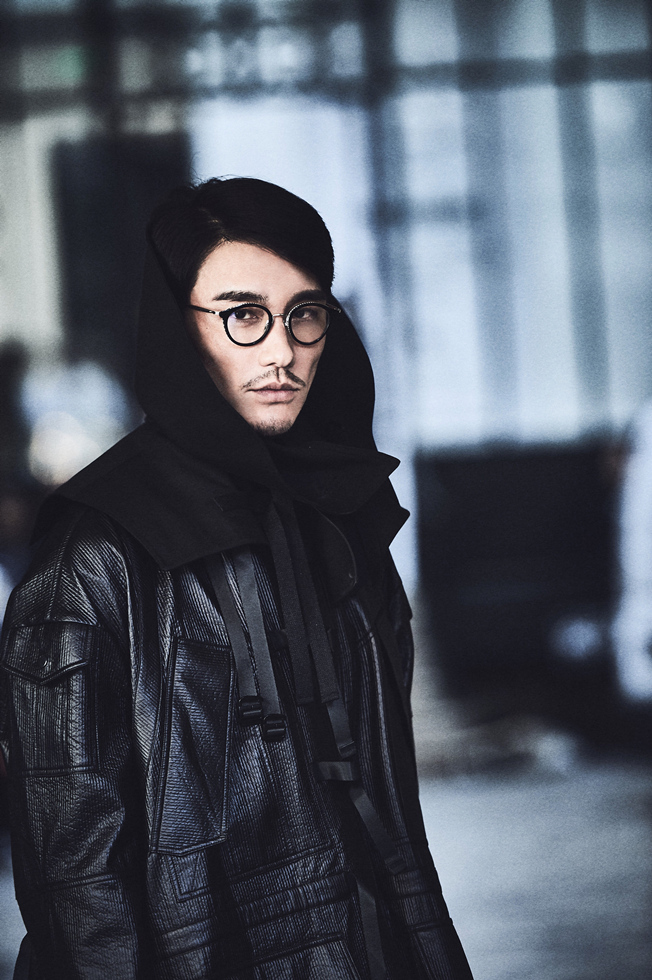 胡兵抵达巴黎时装周 不负"代言人"重任支持英国品牌