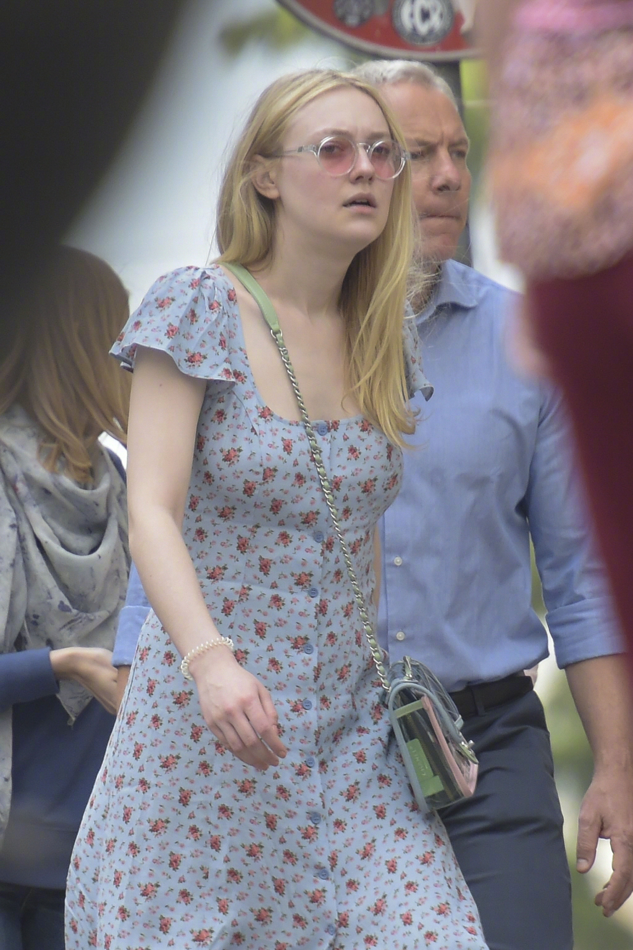 dakotafanning在罗马的街拍身穿的是reformation印花长裙