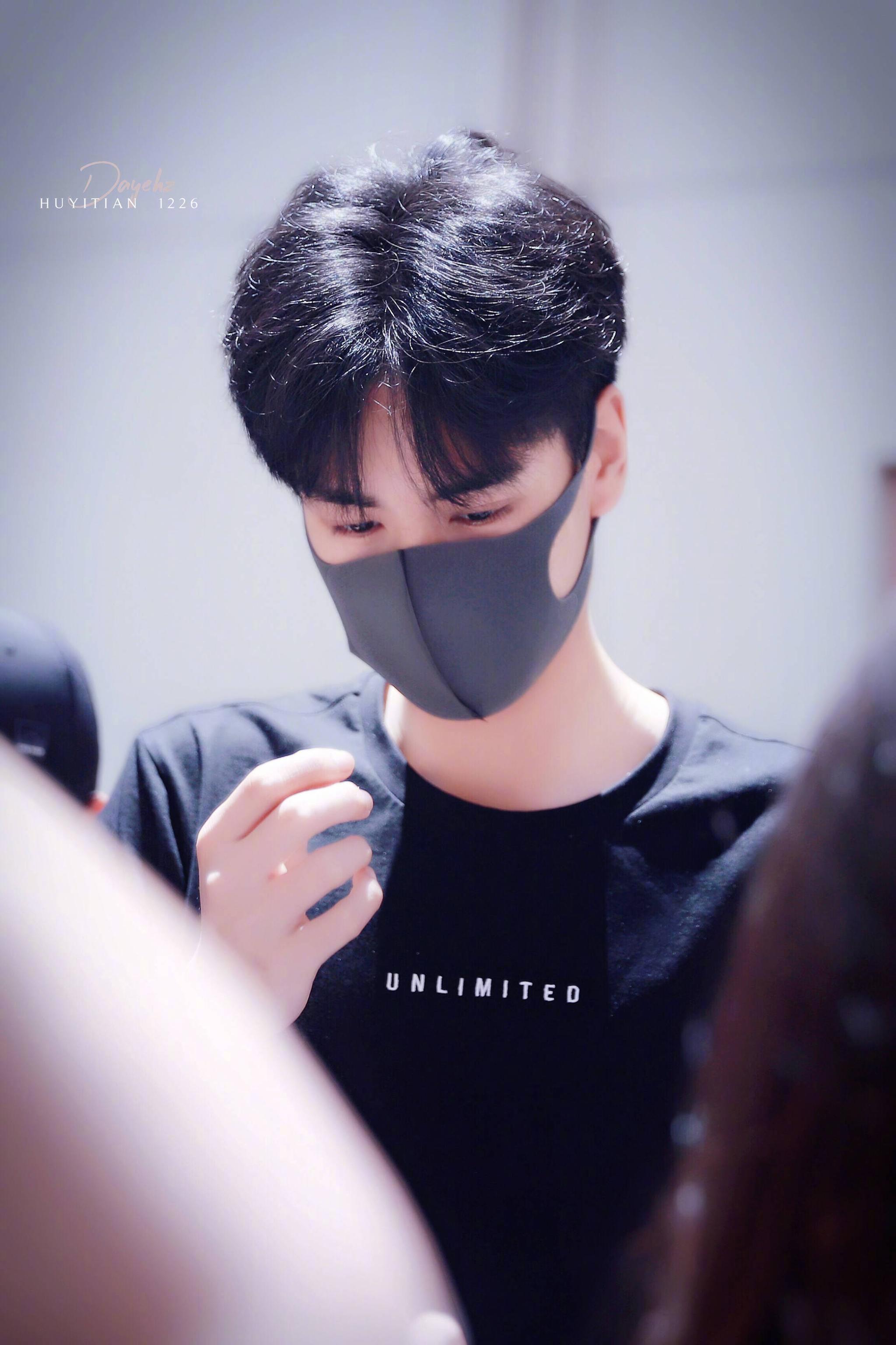 胡一天《蜜汁炖鱿鱼》上班look吴白哥哥的最后一天拍摄,提前预祝杀青