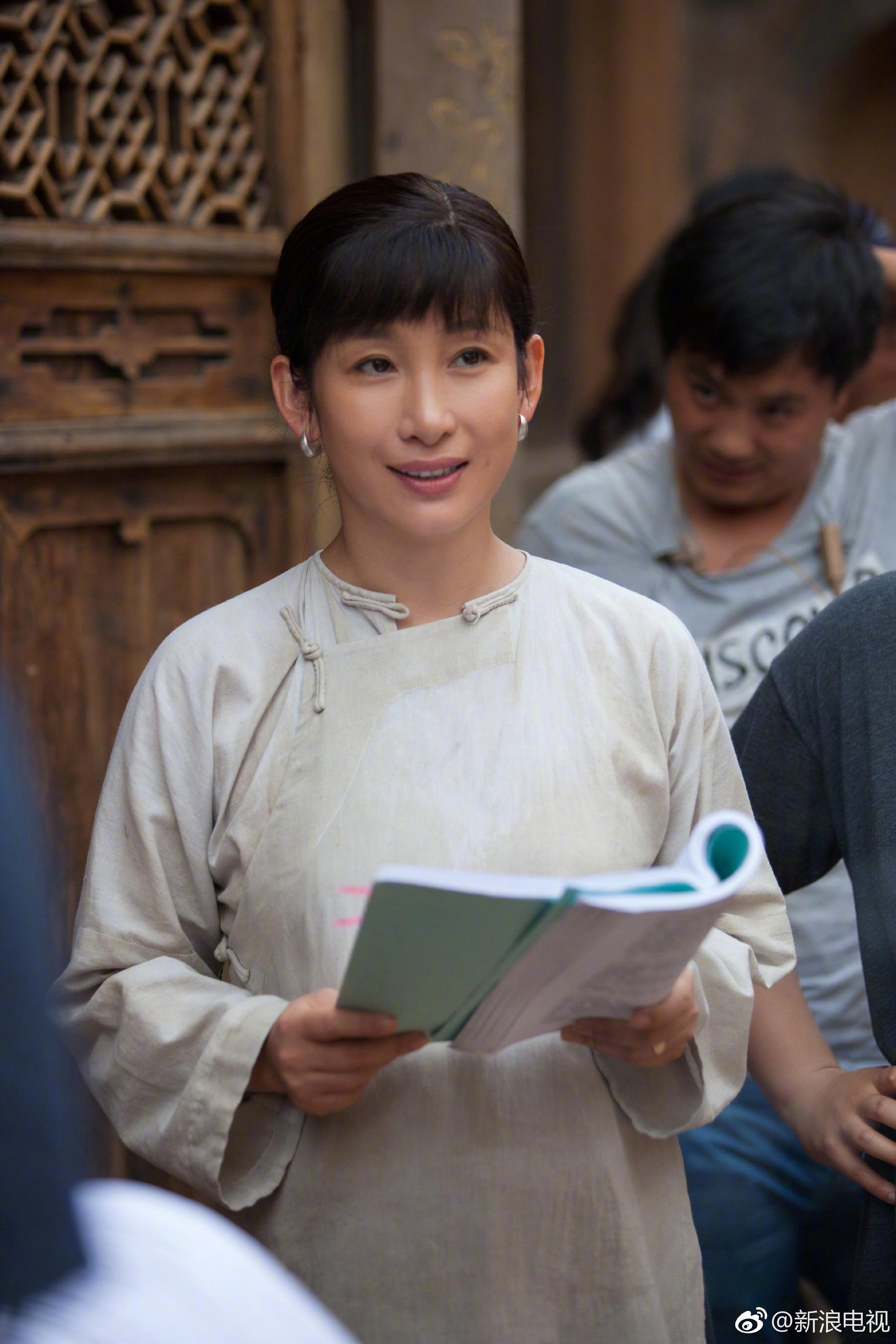 《红高粱》里端庄的举止和寡淡的眼神,@秦海璐 将封建教条下束缚的