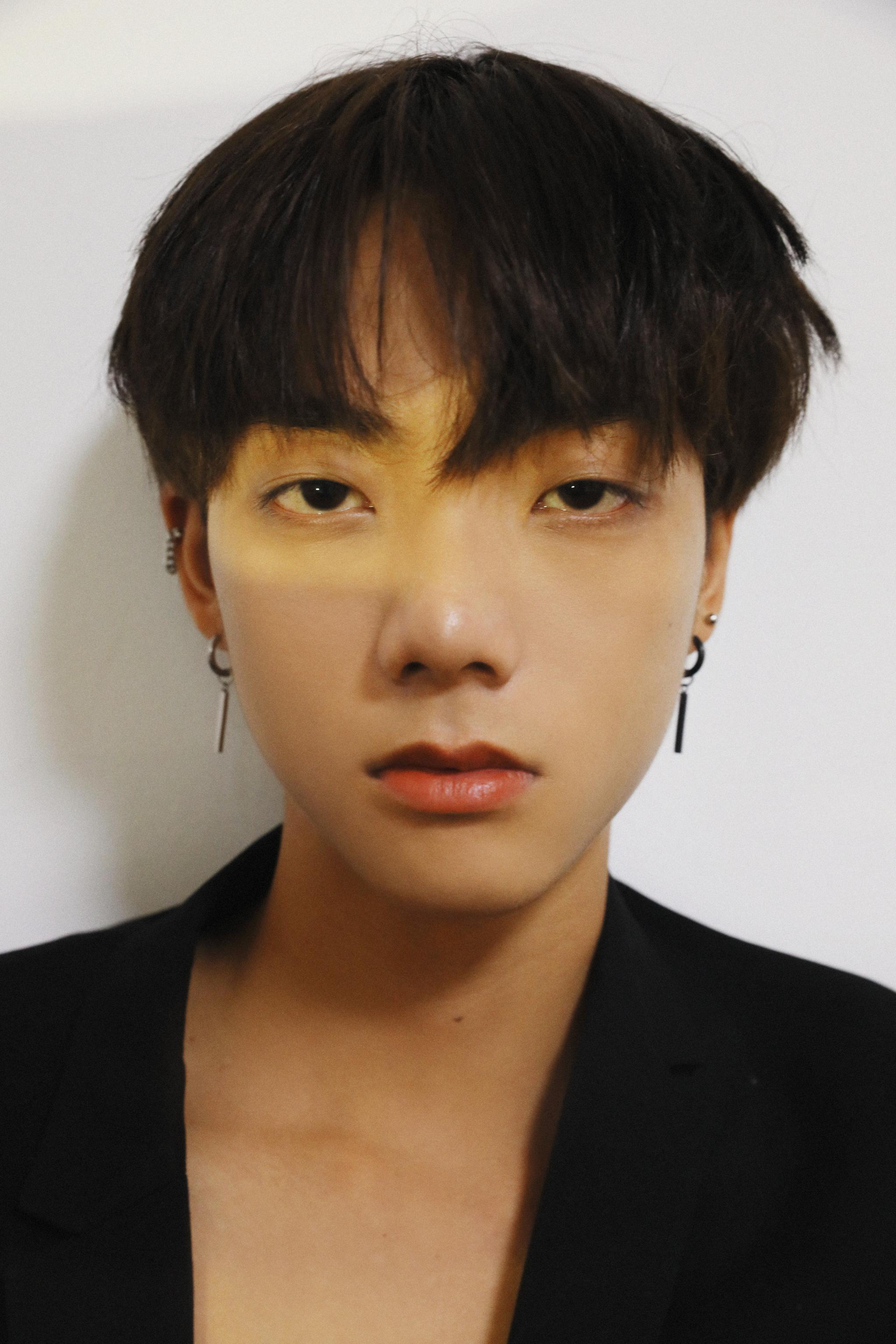 从眼睛里散发魅力的男生超赞