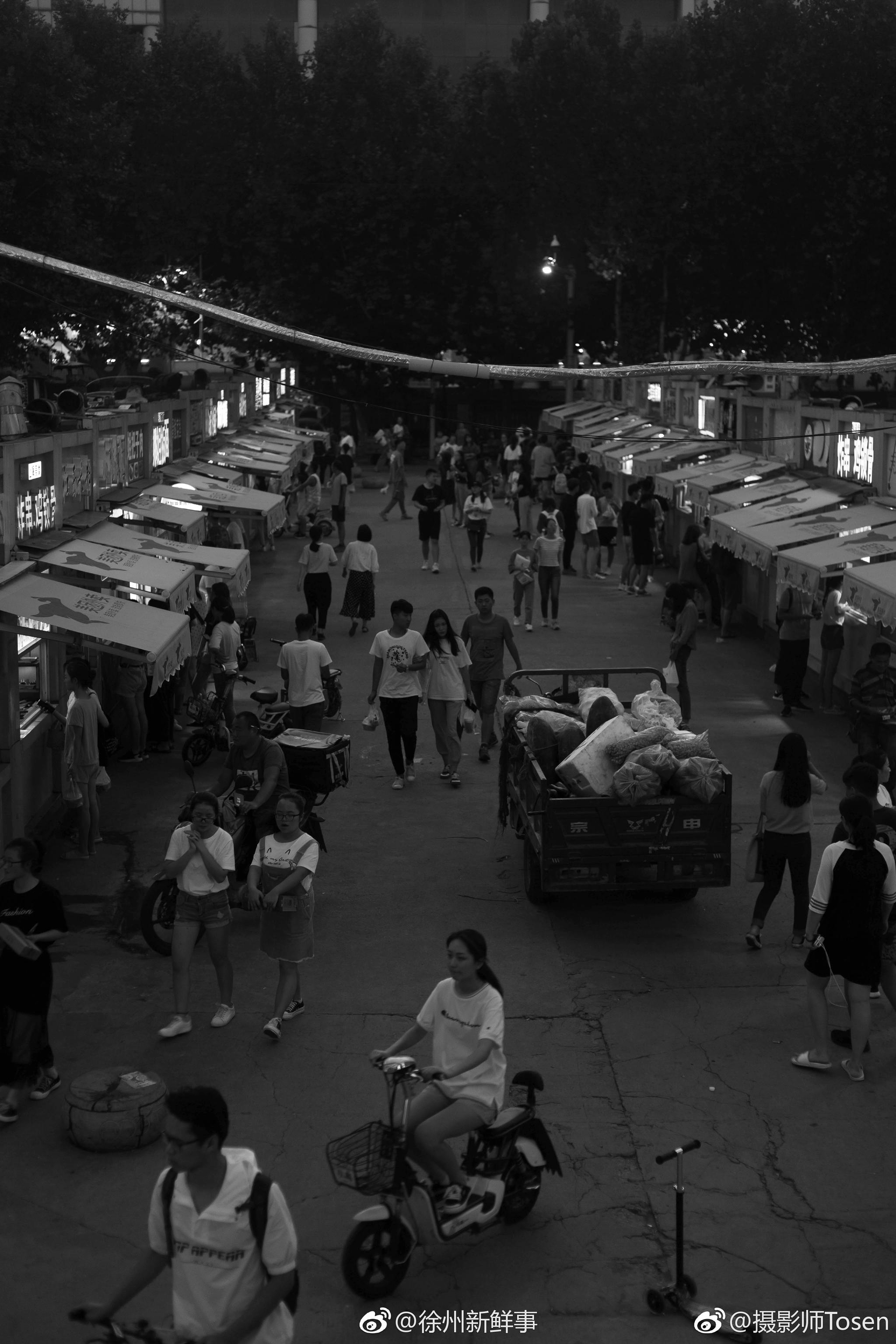 街头摄影同一时间段有形形色色的人有拿快递匆匆忙忙赶路的学生有