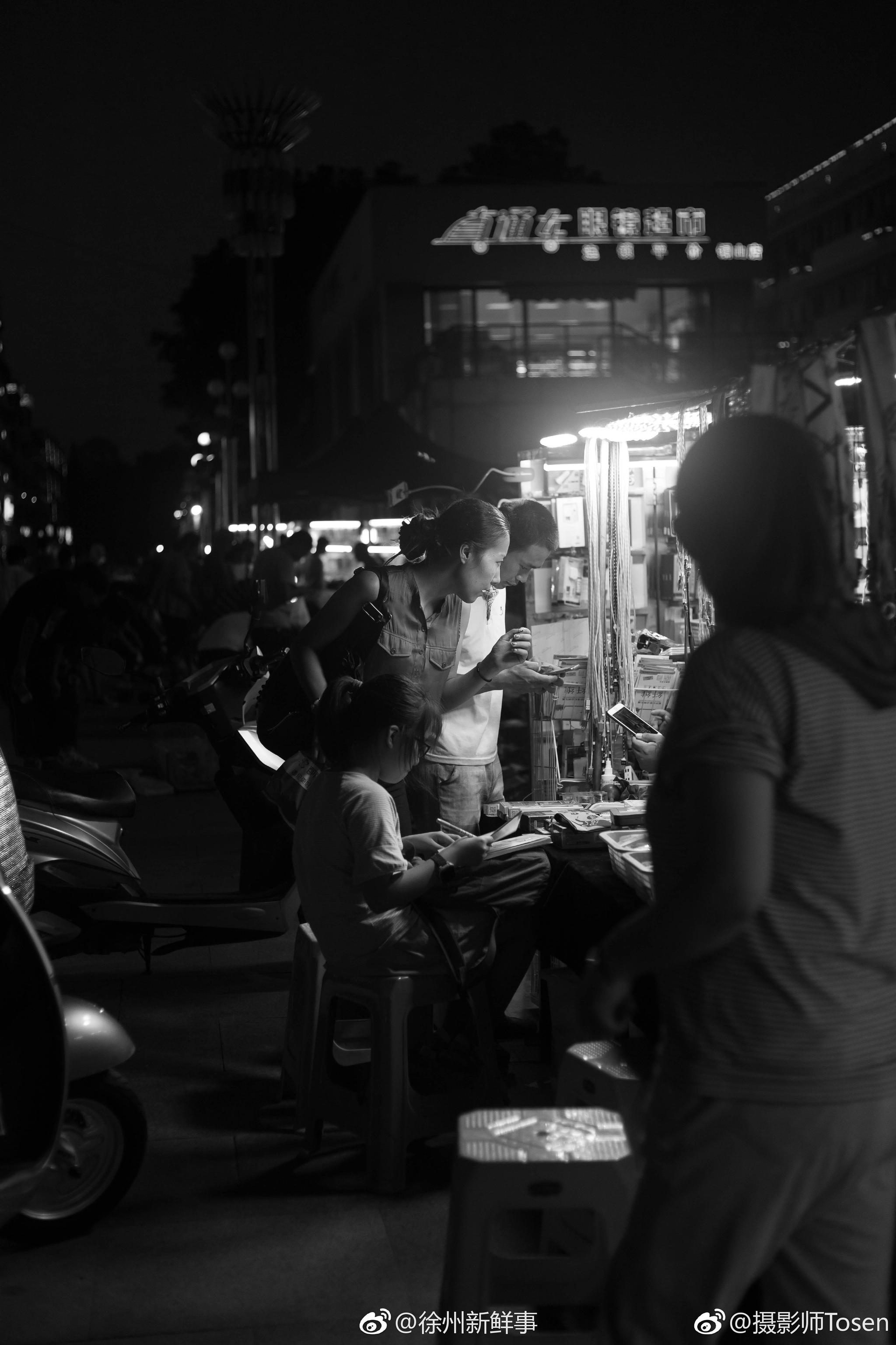 街头摄影同一时间段有形形色色的人有拿快递匆匆忙忙赶路的学生有