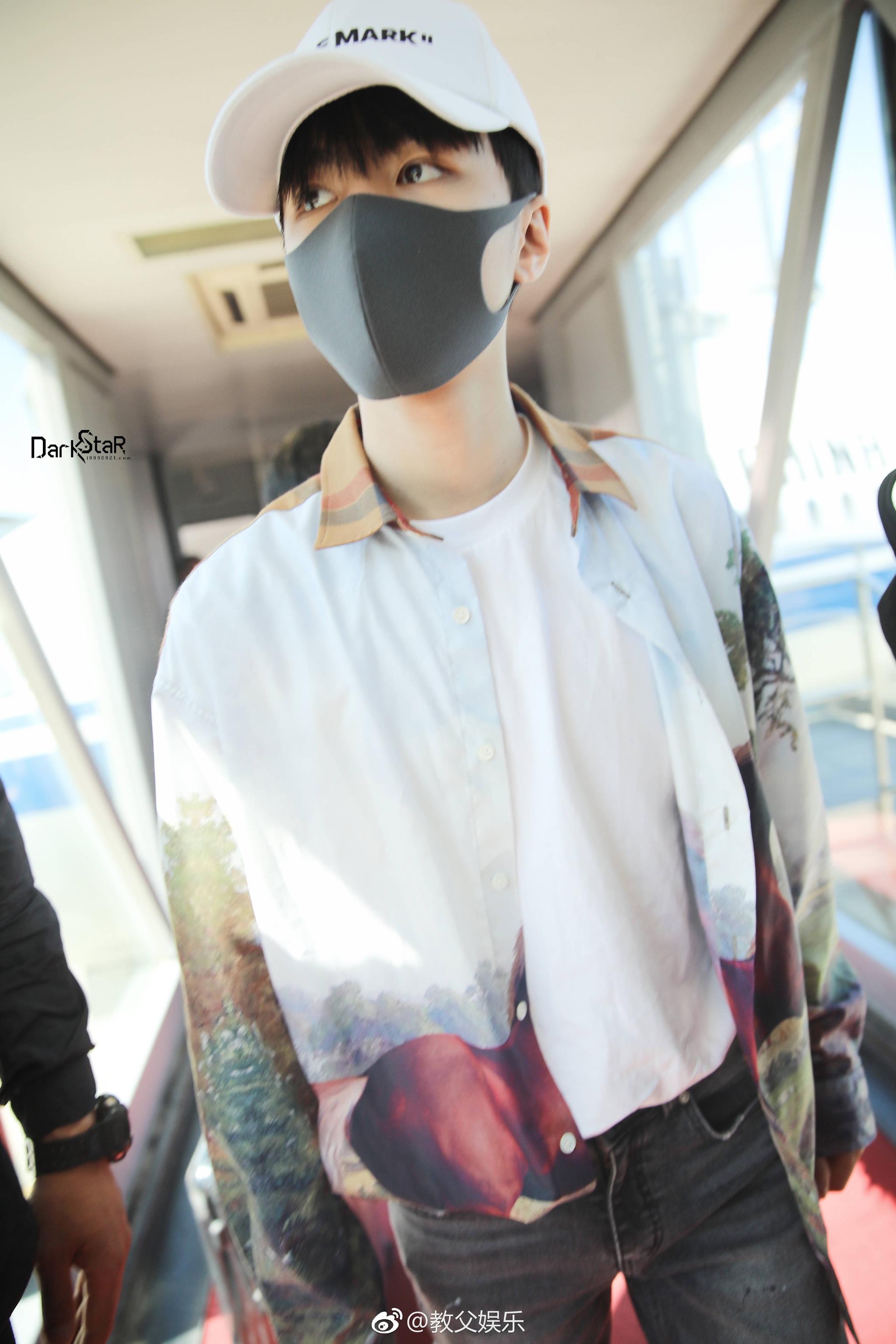 王俊凯达到北京,今天的小凯穿着白t恤,外搭长衬衫