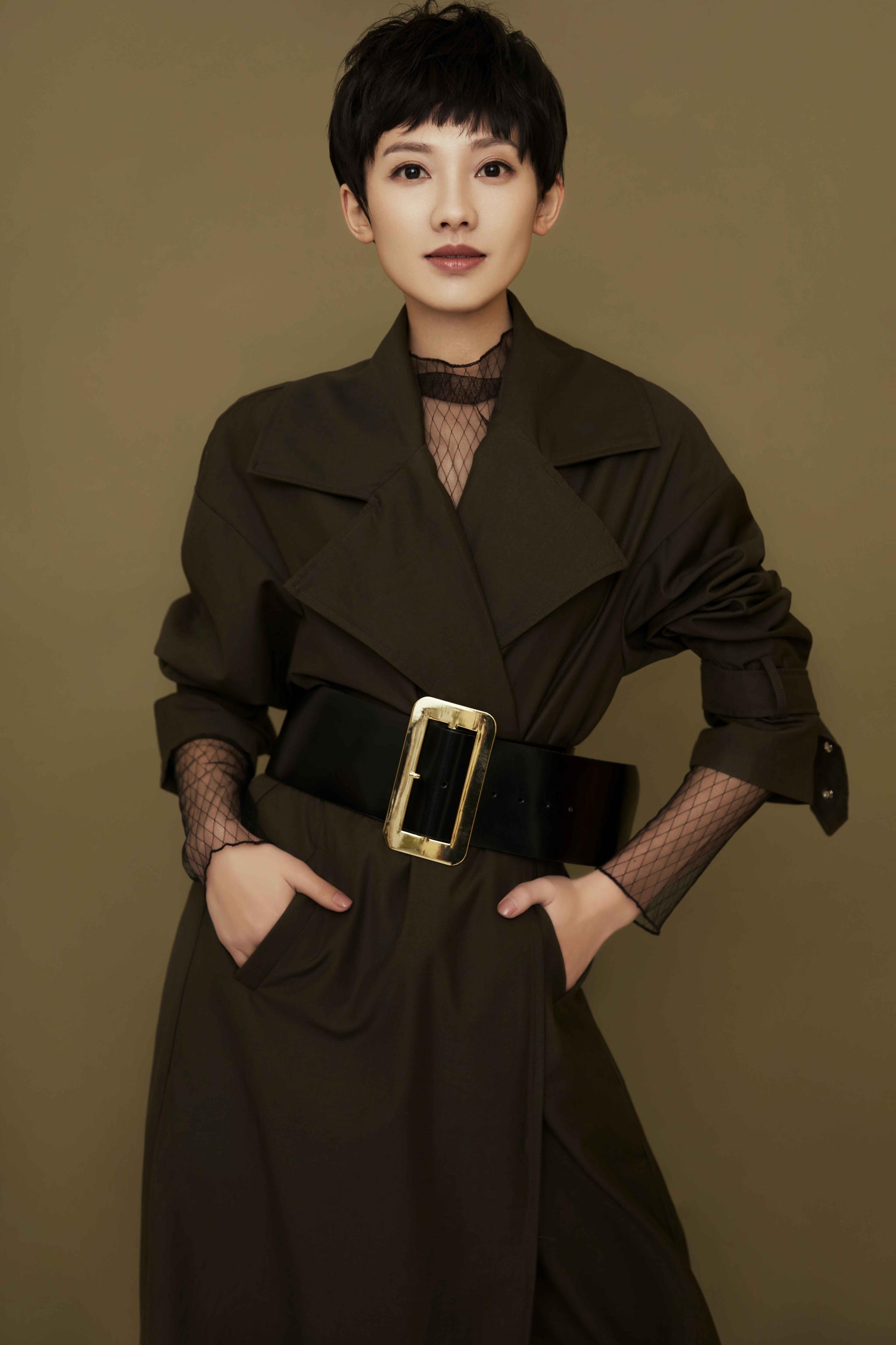 马藜最新写真曝光简约性感文艺依旧