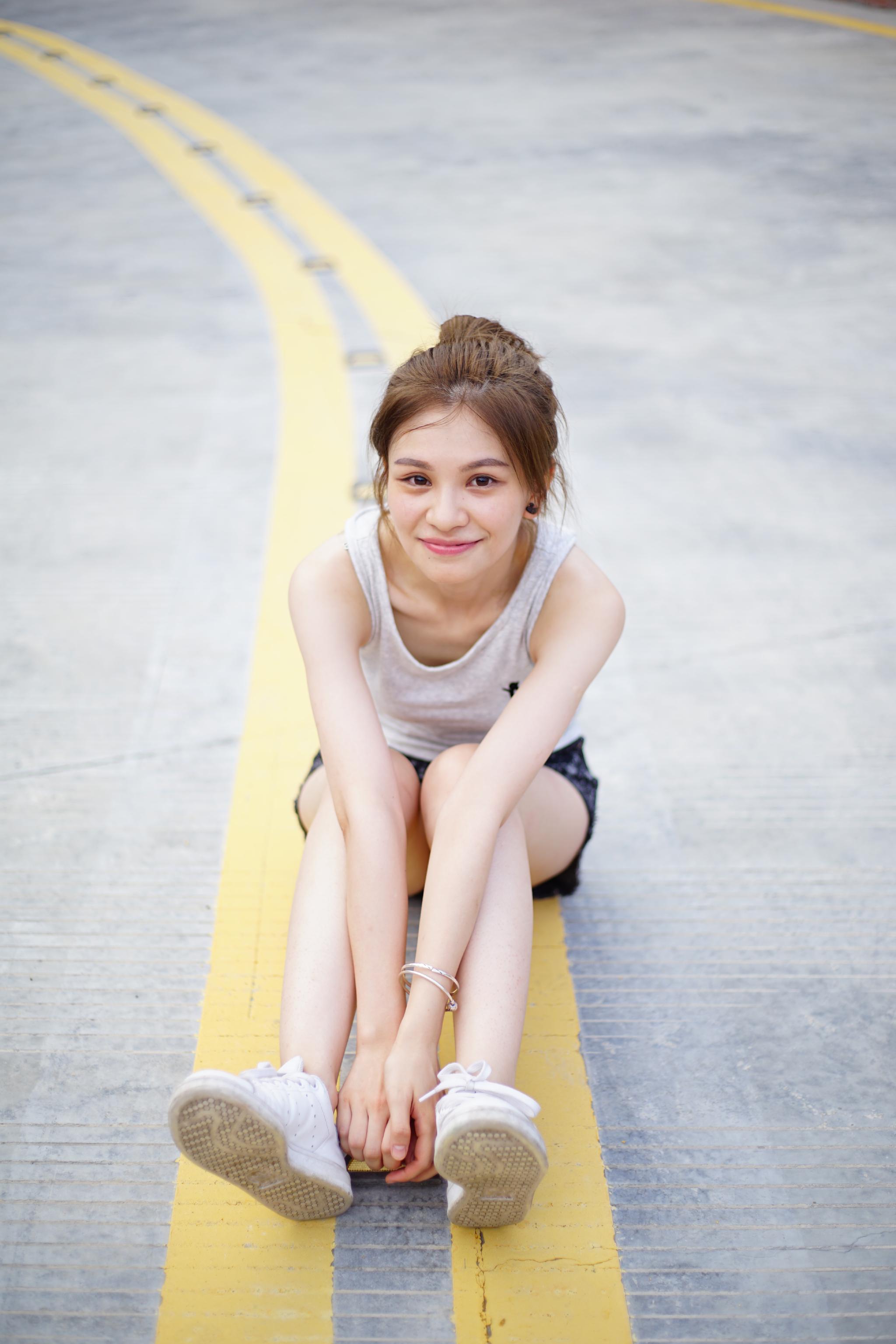 小粥粥 90后四川妹子 小水瓶 现在在俄罗斯国立师范大学学音乐 身高16