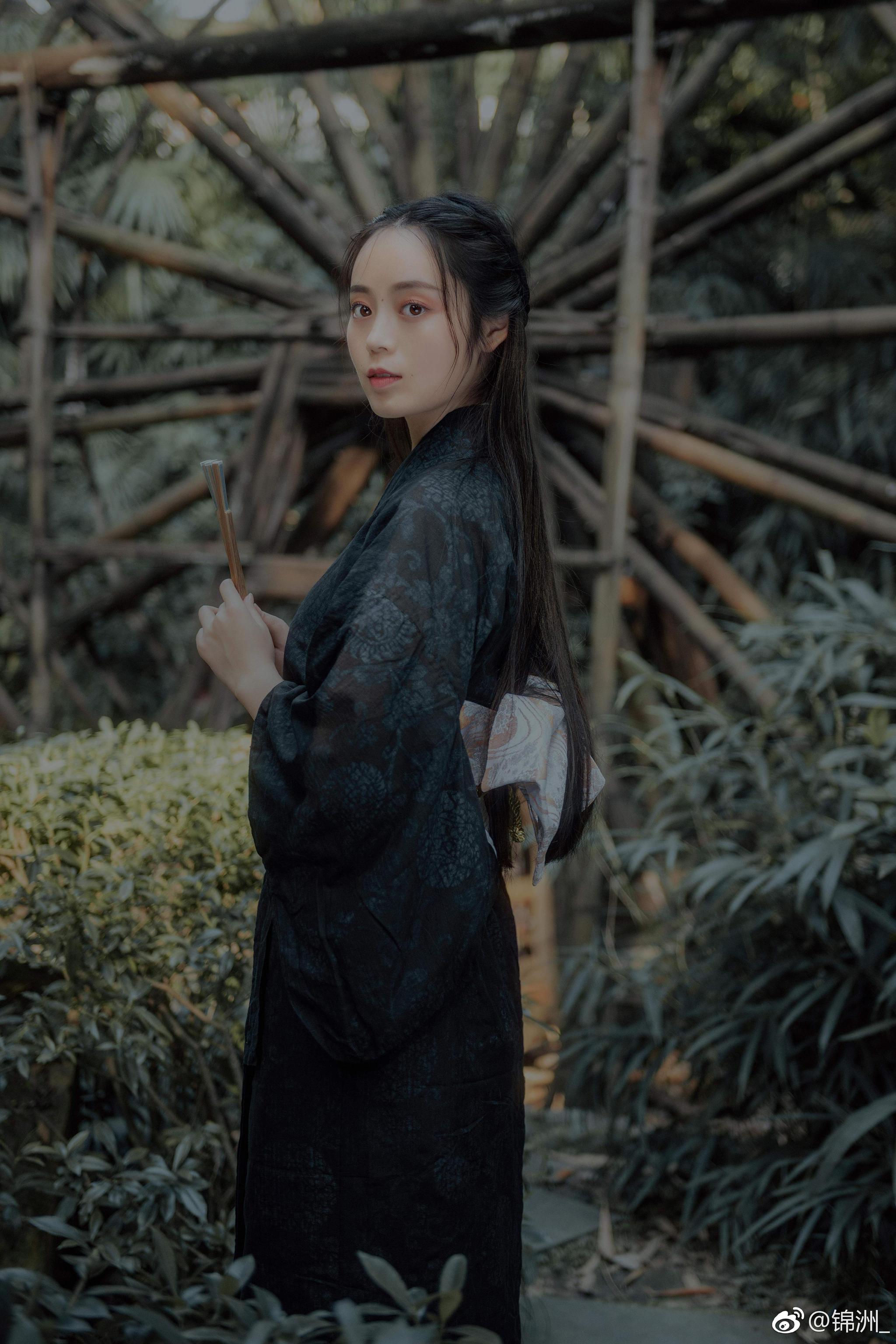 驹子撞击墙壁的空虚回声岛村听起来有如雪花飘落在自己心田里