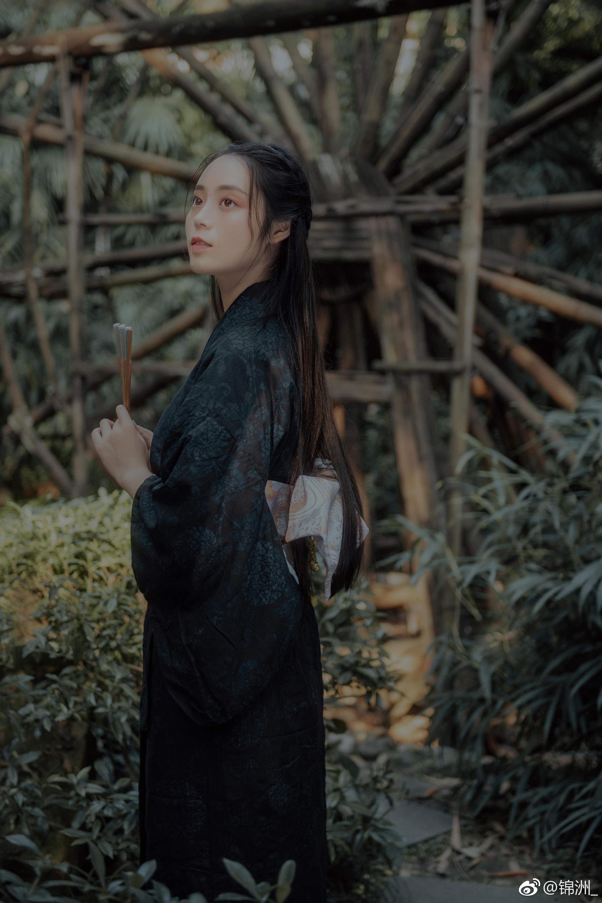驹子撞击墙壁的空虚回声,岛村听起来有如雪花飘落在自己心田里