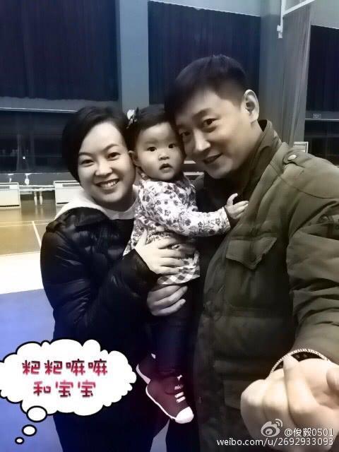 2011年,杨俊毅与圈外女友王在玲结了婚,婚后生下一个女儿.