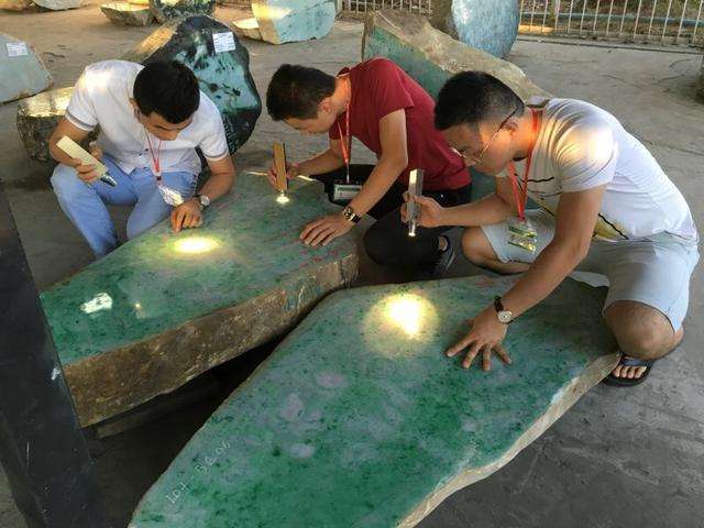 缅甸公盘80万拍下的翡翠原石, 开出手镯几箩筐,稳赚100万