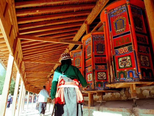 虎跳峽——三壩鄉——香格里拉雪山環繞的草原,有高深莫測的活佛