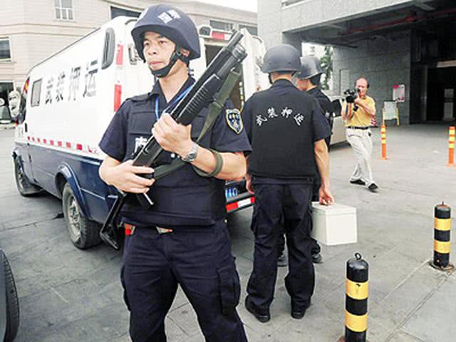 为什么运钞车押送员只会配用霰弹枪而不用手枪?真正原因让人意外