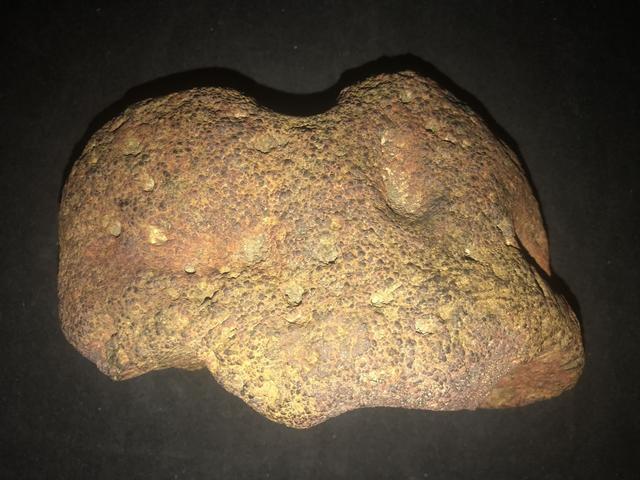 难得一见的球粒陨石出手陨石精品